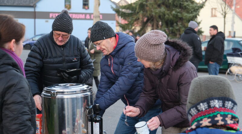 Adventní sousedské setkání na návsi.